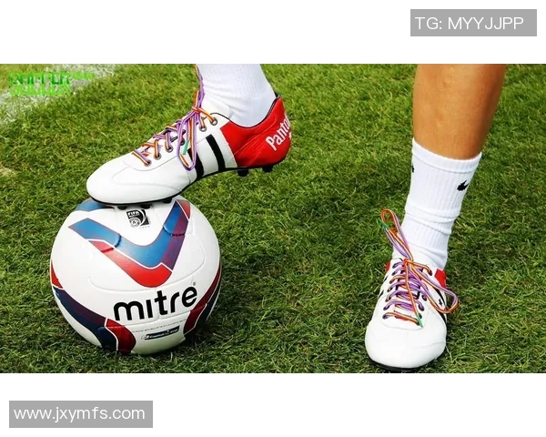 把鞋带系在腰上的足球传奇球星如何用独特方式展现个性与技艺