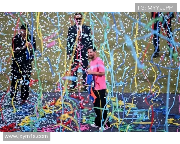 足球巨星亮相公共场合引发热议 聚焦明星效应与公众互动反响