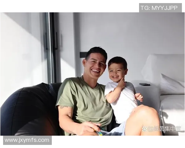 足球球星儿子爆笑搞怪瞬间 打破父亲严肃形象成网络新宠