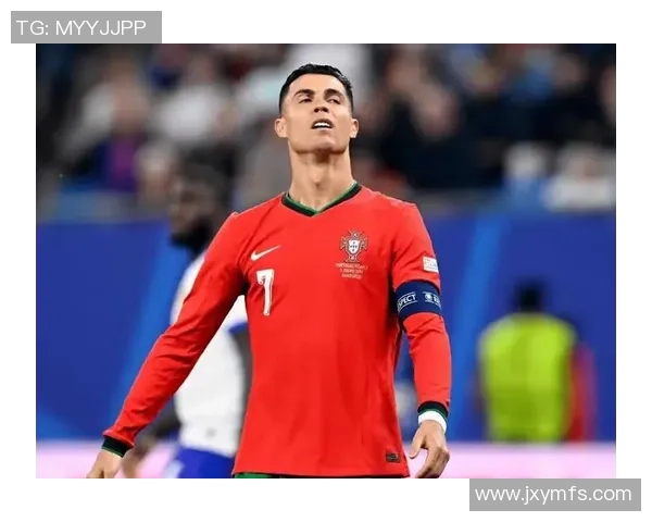 足球退役球星强势回归引发热议 新赛季再战绿茵场展现传奇风采